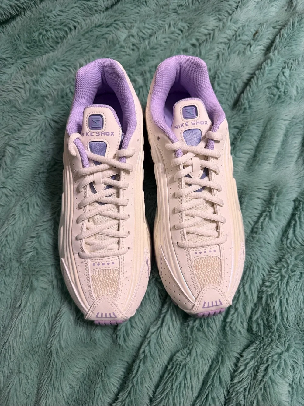 Nike Women's White and Light Purple Shox Athletic Sneakers 4Y or 5.5W